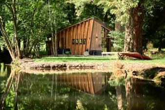 Remote chalet for 4 with jacuzzi, pond in Saint-Hubert, Ardennes